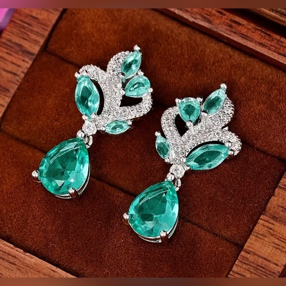 Elegant Blue and White Synthetic Gemstone Earrings - Picture 4 of 9